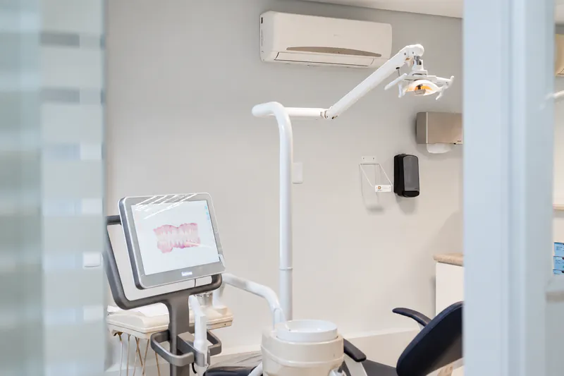 Consultório da Innove com o scanner iTero mostrando os dentes em 3D na tela.