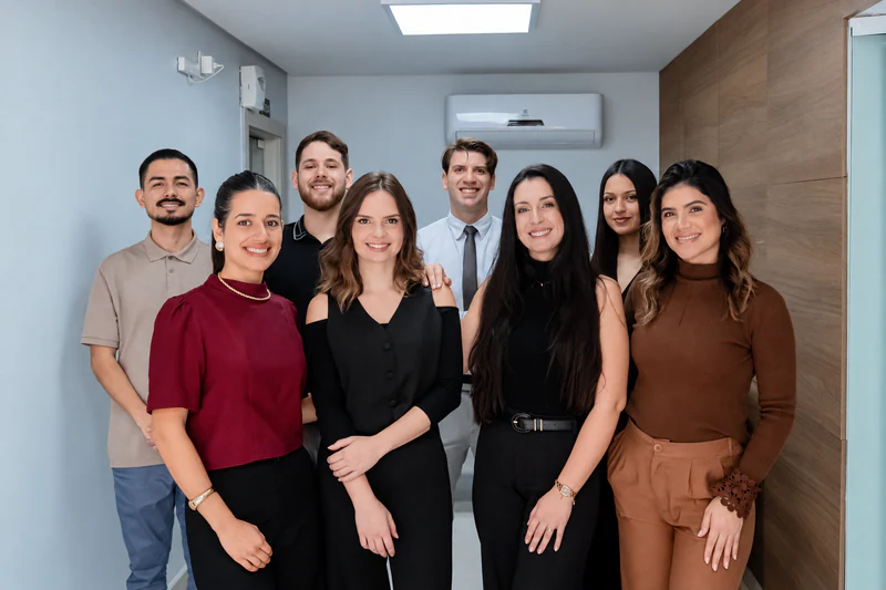 Oito integrantes da equipe Innove Odonto reunidos na clínica.
